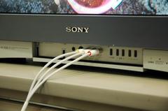 同梱のAVケーブルをテレビに接続