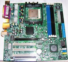 XPRESS 200Pの評価用マザーボード。ボード上の印刷を見る限り、台湾MSI社製のマザーボードのようだ。ボード上にはx1 PCI Expressのコネクタが見当たらない。ライザーカードで提供するのだろうか？　電源コネクタは24ピン仕様
