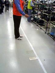 工場内のさまざまな床に、こうしたライン短縮の軌跡を記すガムテープが張られている
