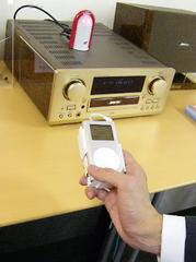 iPodをさながらリモコンのように使って、据え置きオーディオから音楽を聴く『REX-Link1P』。標準価格は2万8000円