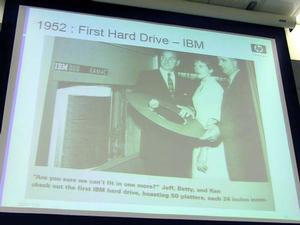 52年前に始めて米アイ・ビー・エム社が発表した、世界最初のHDD