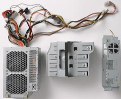 (左から)電源ユニット、HDDフレーム、X3ビデオサーバー用ファン付きフレーム