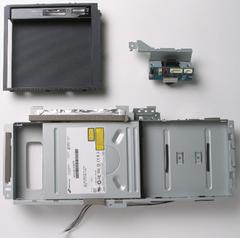 (左から)ドライブトレイが出てくる部分の外板、電動ドアや前面LEDへの配線コネクター、(下)DVDスーパーマルチドライブと固定用フレーム
