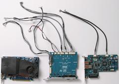 (左から)RADEON X600 XTビデオカード、D端子＆光オーディオ出力端子基板、PCI Express接続のギガビットネットワークカード兼スイッチングハブ