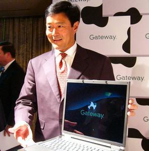 日本市場向けノートパソコンを前にした米ゲートウェイ 社長兼CEOのウェイン・イノウエ氏