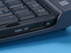 キーボード側面には、キーボードの電源スイッチがある。写真右上の銀色のボタンは本体のスタンバイスイッチ