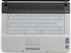 幅広ボディのおかげで、キーボードもデスクトップパソコン並みのキーピッチ19mmで、広々と使いやすい