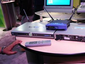 米リンクシスのMedia Center Extender『WMCE54AG』(写真左)。本体はHDDレコーダーを薄くしたようなデザイン。価格は259.99ドル(amazon.com価格、約2万7300円)
