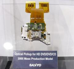 三洋のHD DVD/DVD/CD対応光ピックアップ。2005年量産出荷モデルとあり、コアコンポーネントの開発も順調なことをうかがわせた