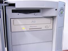 パイオニア製のパソコン用BDドライブ試作機。。CEATEC JAPANで出展されていたのと同じもののようだ。BD-ROM読み込みと、BD-R/RE書き込みに対応。DVD±R/RWの読み書きにも対応するが、CDメディアには対応していない