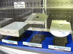 松下電器はパソコン用BDドライブとして、ハーフハイトのトレイ式ドライブと、トレイ式およびスロットイン式の薄型ドライブ、計3種類を展示していた。ロゴからするに、DVD-RAMにも対応するようだ