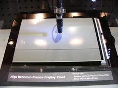 一般的な50～60インチクラスのプラズマディスプレーでフルHD対応を実現する“High Definition Plasma Display Panel”の試作品