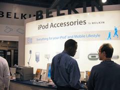 iPod関連商品を多数製造している米Belkin社のブース。ホルダーから給電プラグ、トランスミッターから、iPodをボイスレコーダーやフォトストレージとして使う機器まで、多彩な製品を扱っている