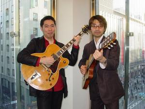奥沢茂幸氏(左)と清水敏貴氏(右)によるギターデュオがAcousphere。東京都がストリートミュージシャンなどへ向けてライセンスを発行している“ヘブンアーティスト”でもある