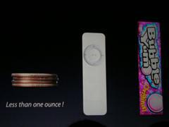 “iPod shuffleはガムよりも小さく、1オンスよりも軽い”と抜群の小ささ軽さを誇る
