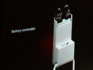 オプションで、単4電池2個を収納可能な『USB電源アダプタ』(3570円)も発売される