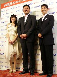 左から、乙葉さん、楽天代表取締役社長兼会長の三木谷 浩史氏、薬丸裕英さん