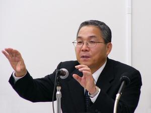 業績説明の後、報道陣の質疑に答えるエルピーダメモリ代表取締役社長兼CEOの坂本幸雄氏