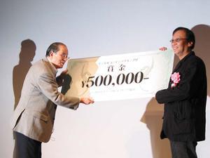DCAj 会長賞を受賞した『ドラゴンクエストVIII』の制作者を代表して堀井雄二氏が登壇