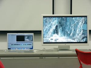 1.67GHz 17インチPowerBookと『Apple Cinema HD Display(30インチフラットパネルモデル)』を接続し、ビデオ編集ソフト『Final Cut Pro HD』を動かすデモ。さすがに30インチの高解像度ディスプレーは美しい