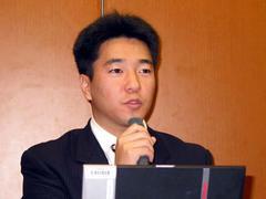 基調講演で発言するアマゾン ジャパンのAmazon Webサービステクニカルエバンジェリストの吉松史彰氏