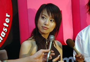 復帰第2弾シングル発売記念イベントで報道関係者の質問に答える鈴木亜美さん(2004年8月11日)