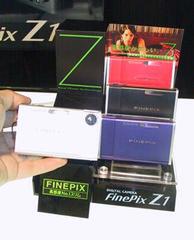 FinePix Z1の前面とカラーバリエーション