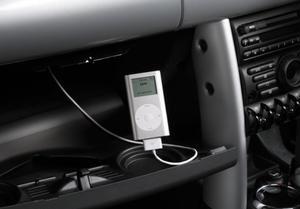 iPod miniが搭載されている。写真で見えるのが専用ケーブルで、液晶ディスプレーにはMINIとの表示が確認できる