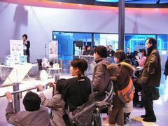 日本科学未来館3階の“ロボットワールド”で開かれた実証実験の発表の様子。来館していた子供たちも興味津々