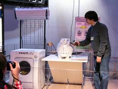 ApriAlphaはサーバーから取得した天候や気温を元に、エアコンを動かしたり洗濯機の動作モードを設定するデモを披露した。洗濯機は東芝のネットワーク家電“フェミニティ”シリーズの製品で、Bluetoothを搭載する