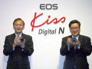 『EOS Kiss Digital N』を構える岩下知徳氏(左)ら