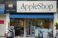 アップル関連製品を販売している小売店。AppleStoreとの看板が見えるが直営店ではない