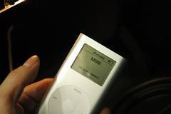 iPodがMINIのオーディオから操作可能な外部コントロールモードになると写真のような“MINI”の文字が液晶ディスプレーに表示される