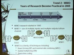 MIMO技術についての解説。1985年頃に考案された技術であるが、製品レベルに到達したのは昨年のこと。アセロスが採用するBF/MRC以外にも、Airgoが使う空間多重や、時間空間符号化(Space Time Coding)などの方式がある
