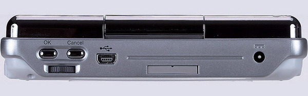 背面。左から、OK/キャンセルボタン(上部)/カーソルボタン(下部)/USB 2.0/開発者向けシリアルコネクタ/ACアダプタ。