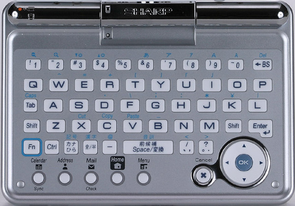 写真9　SL-C3000のキーボード面。カーソルキーが円の形になった点と、キーボード面全体をおおうラバーが廃止され、各ボタンが独立になった点が目立つが、一部のコアユーザーにとって最も重要なのは、Ctrlキーの追加である。