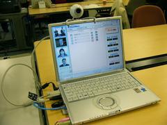 デモンストレーションで使われた参加者側パソコン。USB接続のウェブカムとヘッドセット、USBcollabo-20Vで構成されていた