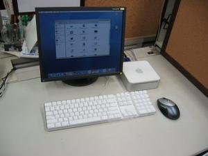 Mac miniにディスプレイとキーボード、マウスを接続したところ。本体が小さいので、置き場所に困ることはないだろう。USBポートの数が少ないのが残念