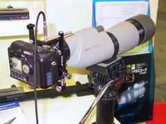 ユニバーサルカメラアダプターとデジタルカメラアダプターに装着したデジタルカメラ