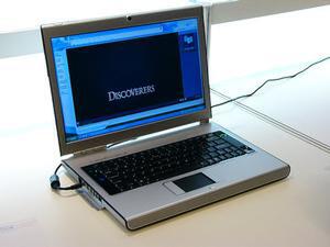 IDF-Jの展示ブースで披露されていた、Napaプラットフォームを搭載するノートパソコンのデモ機。見た目は流行りの15インチ級ワイド液晶パネル搭載の、オーソドックスな2スピンドルノートである