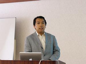 TOPPERSプロジェクトの活動について説明する、TOPPERSプロジェクト会長の高田広章教授