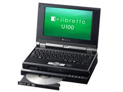DVDスーパーマルチドライブを内蔵する“リブレットDVDドック”を装着。角張ってやや厚みのあるデザインは、初代Librettoを彷彿とさせる
