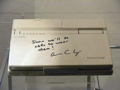 70年代前半に、GUIを駆使した新しいパーソナルコンピューター“DynaBook”構想を提唱した、アラン・ケイ博士のサインが書かれたT1000SE。同社のdynabookの名前の由来であることは有名