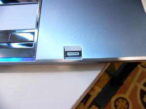 SX/190の指紋センサーは、タッチパッドの右横に配置されている