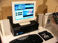 Athlon 64 X2マシンは、AMDが展示していたこのマシンが唯一の展示。ゲーマー向けハイエンドパソコンで知られる米Alienware社のロゴが入っている