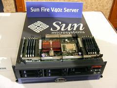 Opteronベースのサーバーを投入したサン・マイクロシステムズ(株)もサーバー製品を出展。『Sun Fire V40z』は4プロセッサー搭載可能
