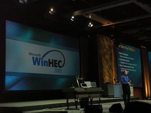 WinHEC 2005初日の基調講演から。Longhornが話題の中心になるかと期待されたが、蓋を開けてみればβ版の配布はなく、中心は64bit OSの話題であった
