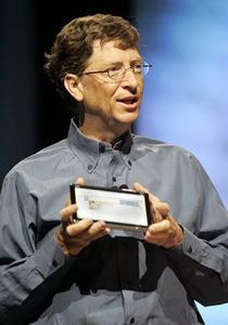 PDA大の超小型パソコン“ultra-mobile”のプロトタイプを披露する米マイクロソフト社会長ビル・ゲイツ氏(写真は米マイクロソフト提供)