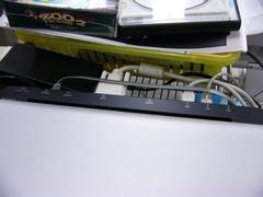 ポートリプリケーターの背面に接続したケーブル類。左からACアダプター、LANケーブル、DVIケーブル、USB×2。USBケーブルはそれぞれUSBハブに接続されていて、メモリーカードリーダーなどがぶら下がっている