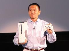 ついに姿を現わした『Xbox 360』の本体とコントローラーを披露するマイクロソフト執行役 Xbox事業本部長の丸山嘉浩氏